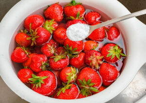 Aardbeien schoonmaken oma's truc effectiever dan gewoon water