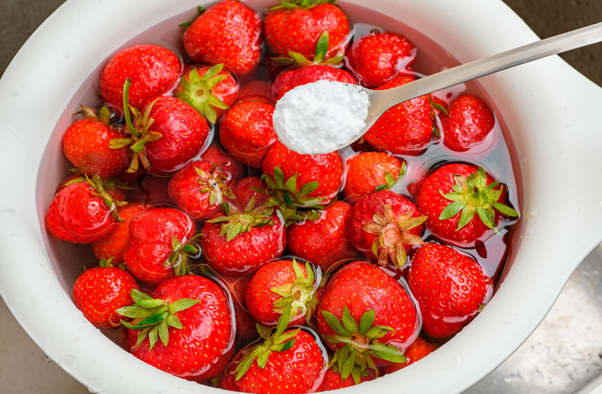 Aardbeien schoonmaken oma's truc effectiever dan gewoon water