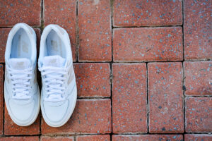 Gele sneakers nemen de modewereld over