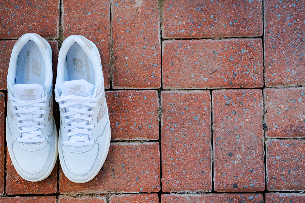 Gele sneakers nemen de modewereld over