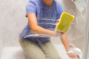 De langzame schoonmaak: de magie van de melaminespons voor een stralende douche