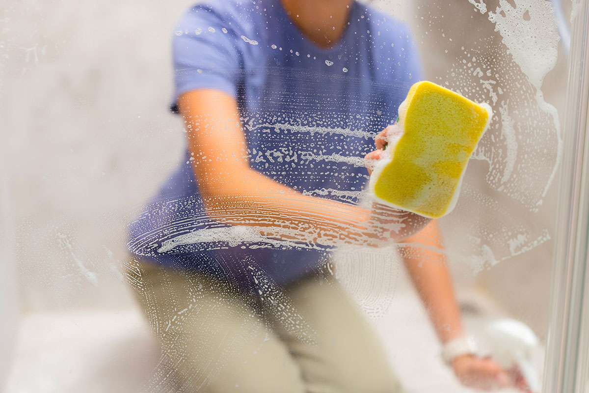 De langzame schoonmaak: de magie van de melaminespons voor een stralende douche